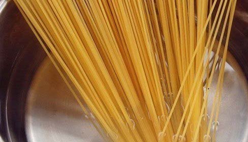 Luộc sợi mỳ Spaghetti từ 8 – 10 phút để cho cọng mỳ chín mềm