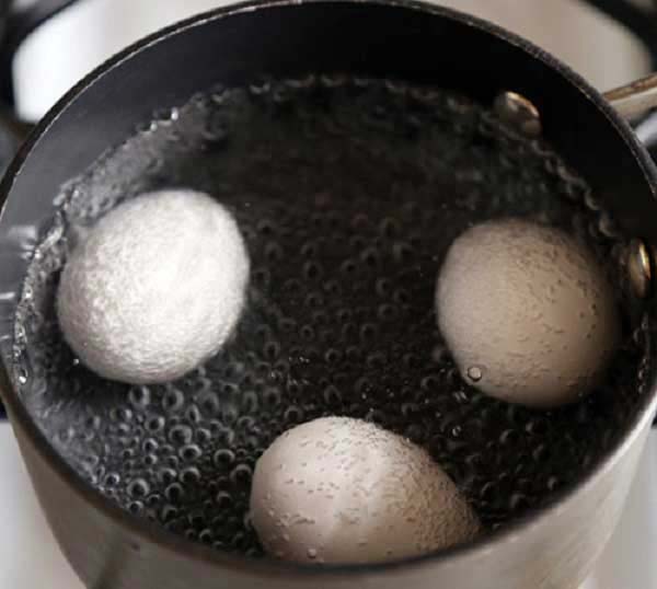 Khi luộc trứng đổ nước ngập khoảng 2-3cm