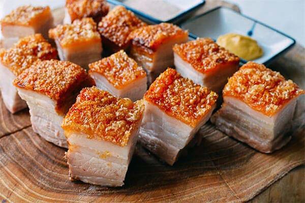 Thịt heo da giòn cắt miếng nhỏ có thể ăn kèm với cơm hoặc bánh mỳ đều hợp