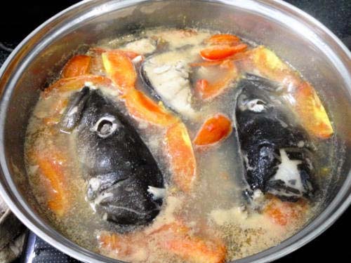 nấu nước dùng chả cá