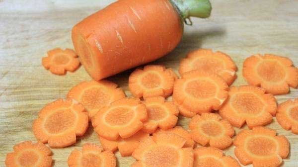 Cà rốt tỉa hoa cắt thành các miếng vừa ăn 