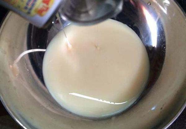 Đổ sữa đặc vào âu làm sữa chua