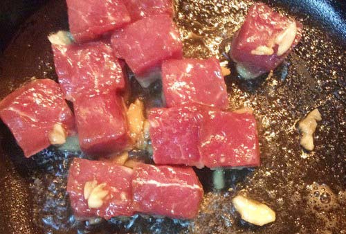 Thịt bò cắt khúc vuông xào với dầu ăn