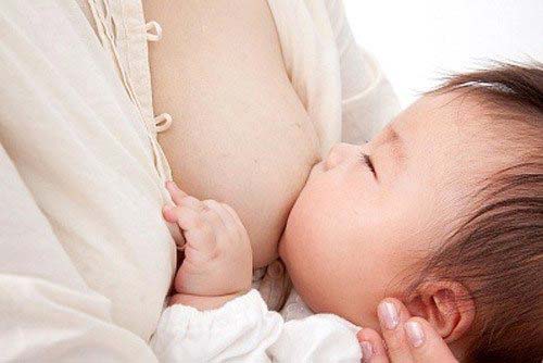 chăm sóc trẻ sơ sinh 3 tháng tuổi - cho bé bú sữa mẹ