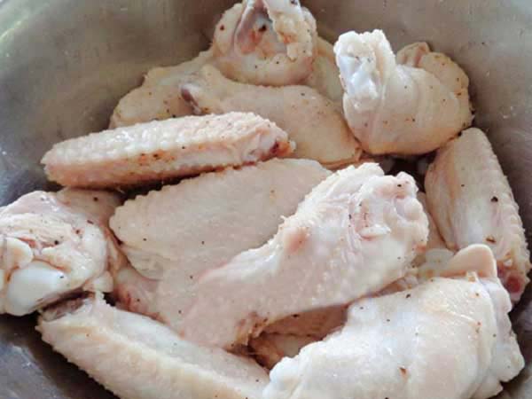 Chặt cánh gà thành từng miếng vừa ăn và ướp gia vị 