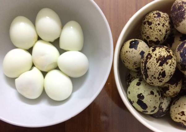 Trứng cút ngâm vào nước lạnh dễ bóc vỏ