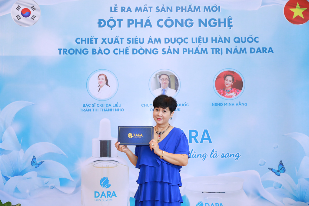 NSND Minh Hắng trong buổi ra mắt sản phẩm Dara